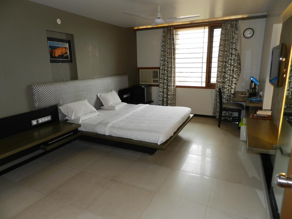 Hotel Rock Regency Toranagallu Bilik gambar